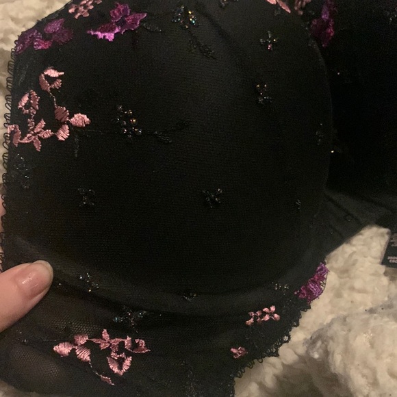 Intimate Floral Bra with V Straps for Accentuation - Picture 4 of 5